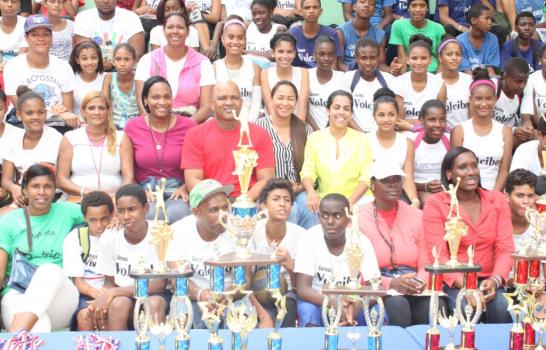 República de Belice, Bordas Valdez y Rafael Santaella ganan convivio de voleibol escolar