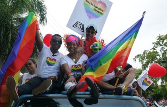 Cientos marchan por el orgullo gay