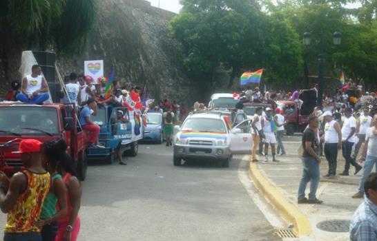 Cientos marchan por el orgullo gay