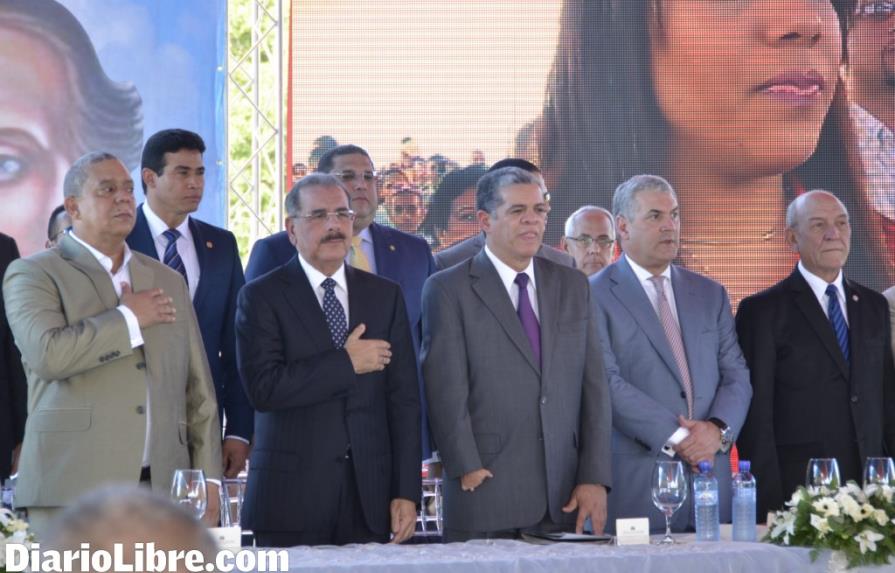 Danilo Medina entrega tres centros escolares en Azua