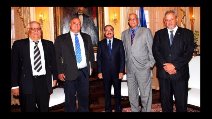 Fidel Castro está bien de salud, investigando y siempre activo, según su hijo Alex Fidel Castro está bien de salud, investigando y siempre activo, según su hijo Alex