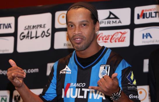 Ronaldinho agradece el cariño de los hinchas del Querétaro en su presentación