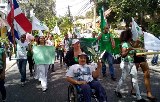 Jóvenes del PRI protestan a favor de Loma Miranda
