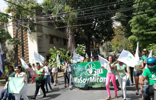 Jóvenes del PRI protestan a favor de Loma Miranda