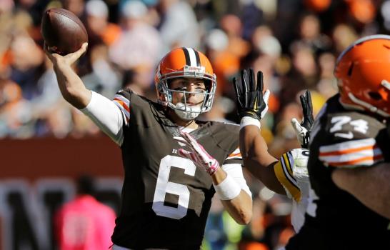 Hoyer lidera paliza de Browns ante Steelers; Peyton Manning, más cerca del récord de pases