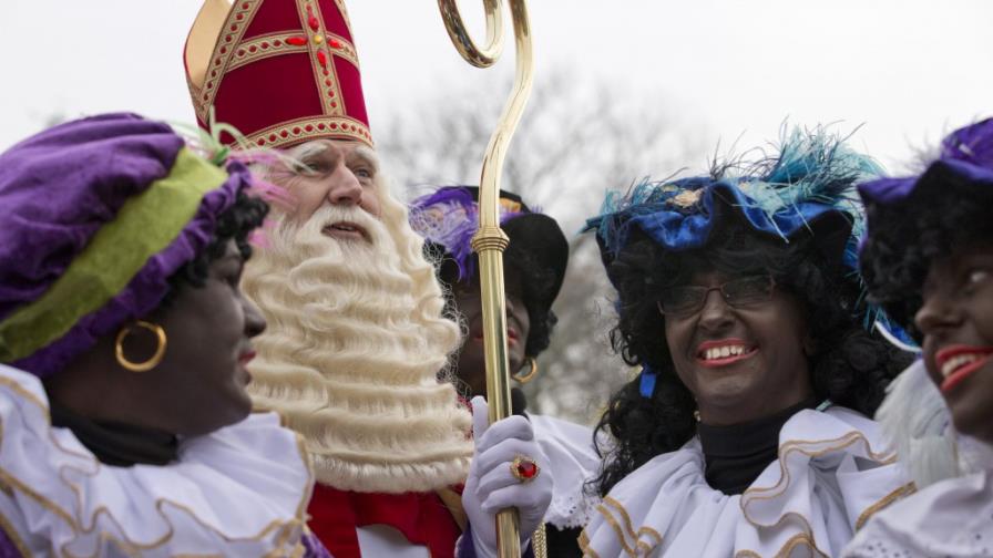 Holanda debate racismo en ayudante de Santa Claus