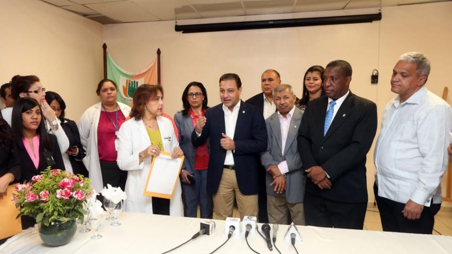 Diputados de Santiago entregan RD$1.8 millones al Hospital Arturo Grullón