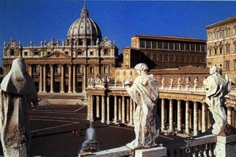 Instalan duchas para indigentes en El Vaticano