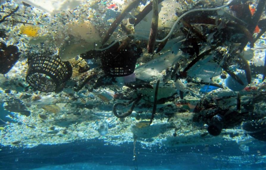 270.000 toneladas de plástico flotan en el mar
