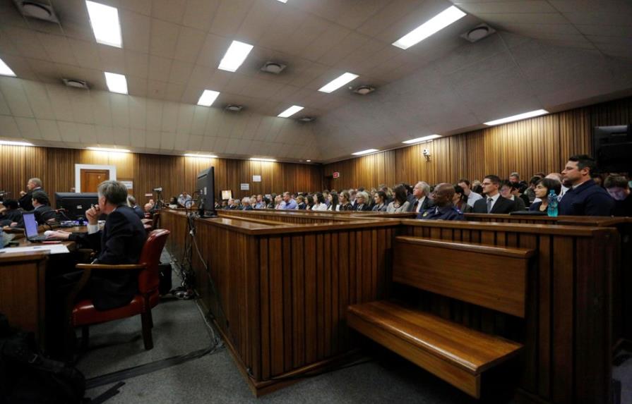 Óscar Pistorius rompe a llorar durante interrogatorio por asesinato de su novia