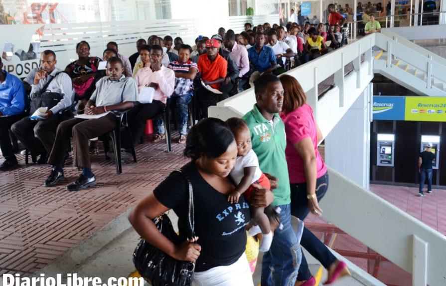 Haitianos abarrotan oficinas para regularizarse