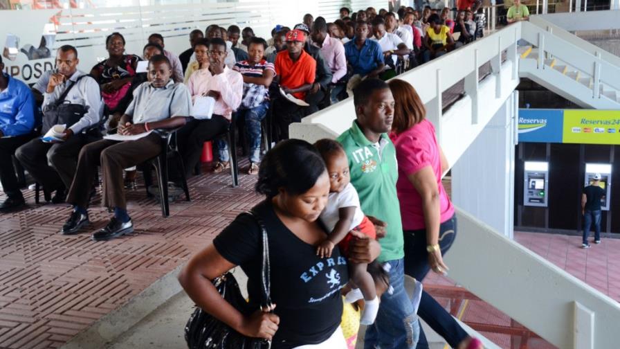 Haitianos abarrotan oficinas para regularizarse