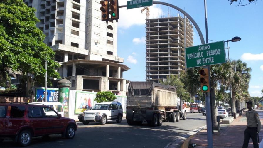 Inician la prohibición de camiones por el Malecón Inician la prohibición de camiones por el Malecón