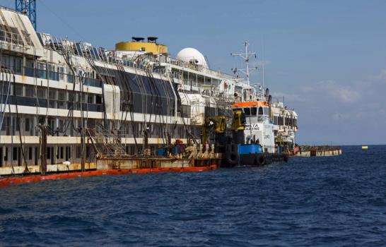 El Costa Concordia vuelve a flote dos años y medios después del desastre