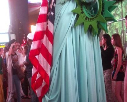 Controversia por personajes en Times Square; dominicano hace de Estatua de la Libertad