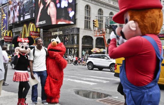 Controversia por personajes en Times Square; dominicano hace de Estatua de la Libertad