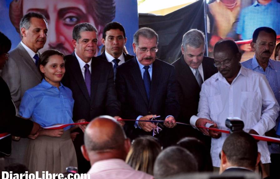 Danilo Medina entrega dos escuelas en Dajabón