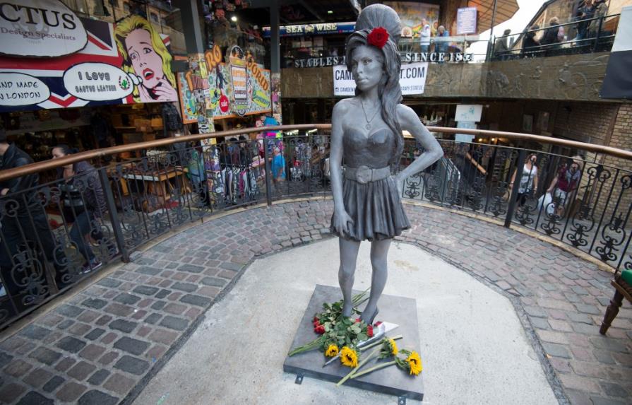 Develan estatua de Amy Winehouse en Londres