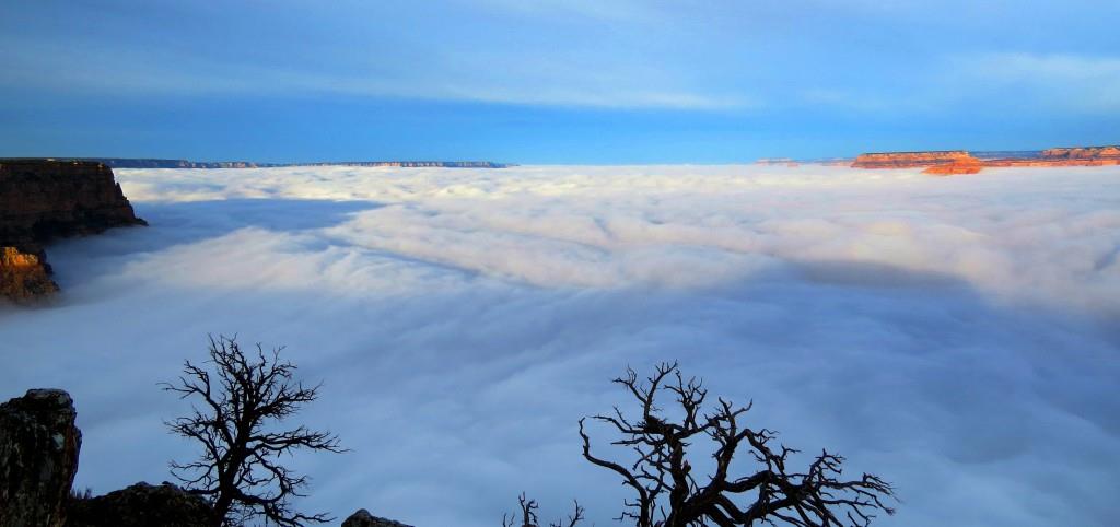 Las nubes inundan el Gran Cañón del Colorado