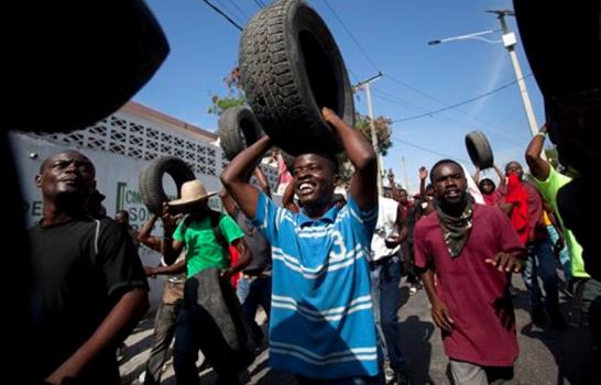 Un muerto durante protesta en Haití y primer ministro no dice si dejaría el cargo