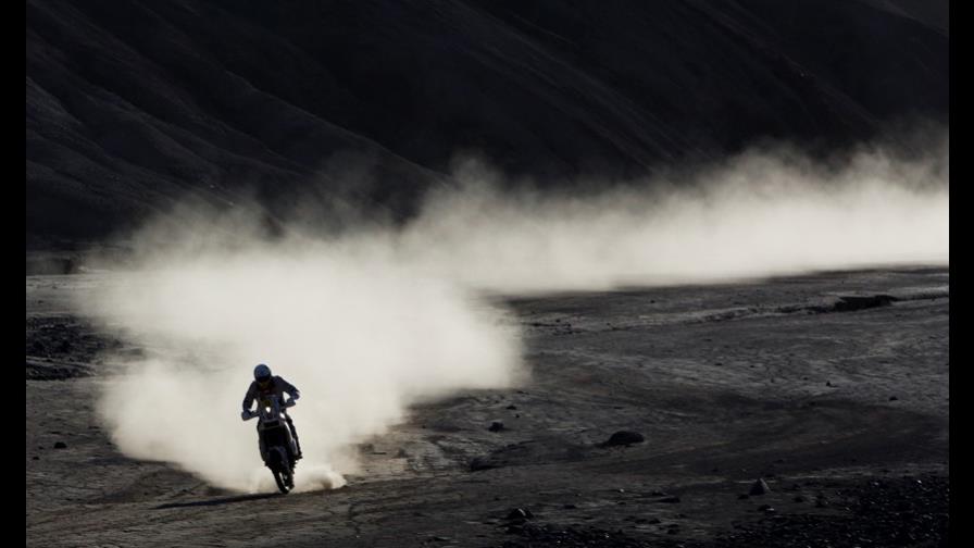 Chileno choca moto contra auto y abandona el Rally Dakar