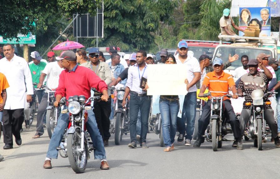 Marchan en Hato Mayor por reparación del hospital