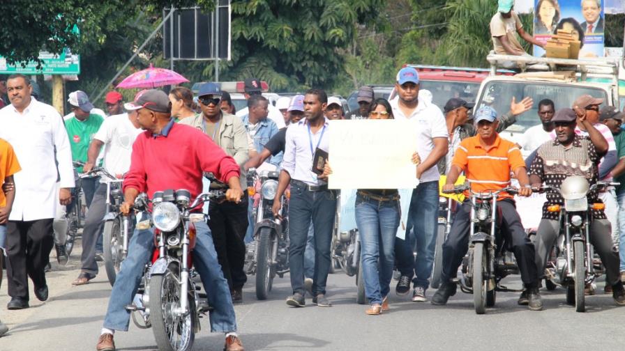 Marchan en Hato Mayor por reparación del hospital