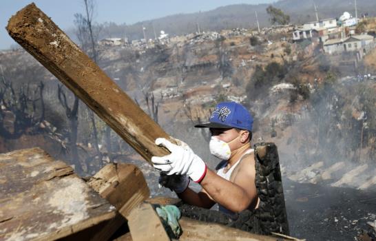 Ya son 15 los muertos y 2.200 las casas destruidas por incendio en Valparaíso