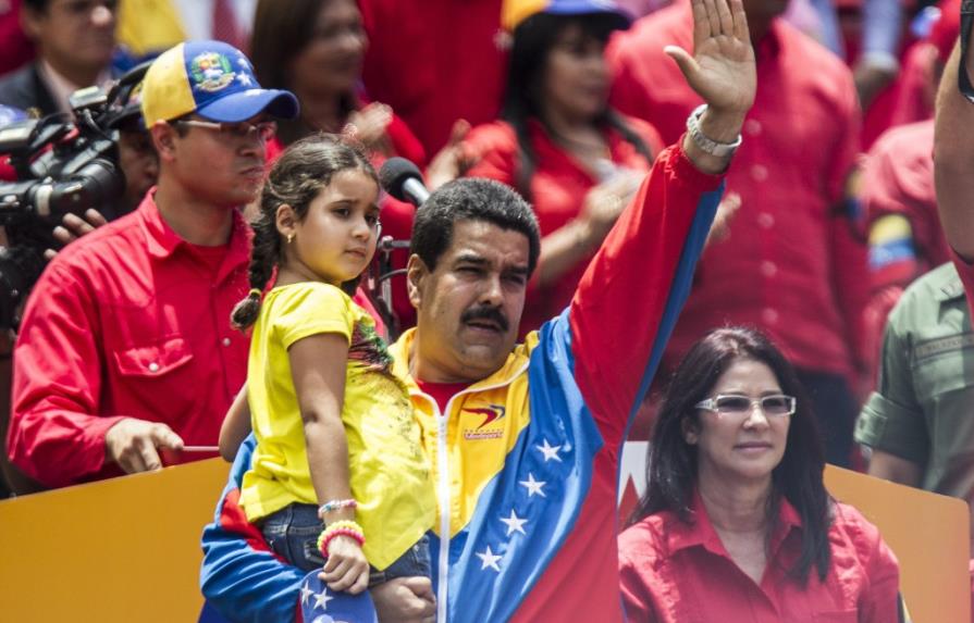 Maduro cumple un año electo en medio de una crisis que llama al diálogo
