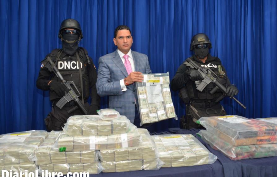 La DNCD apresa a dos con dólares y pesos para una transacción de droga