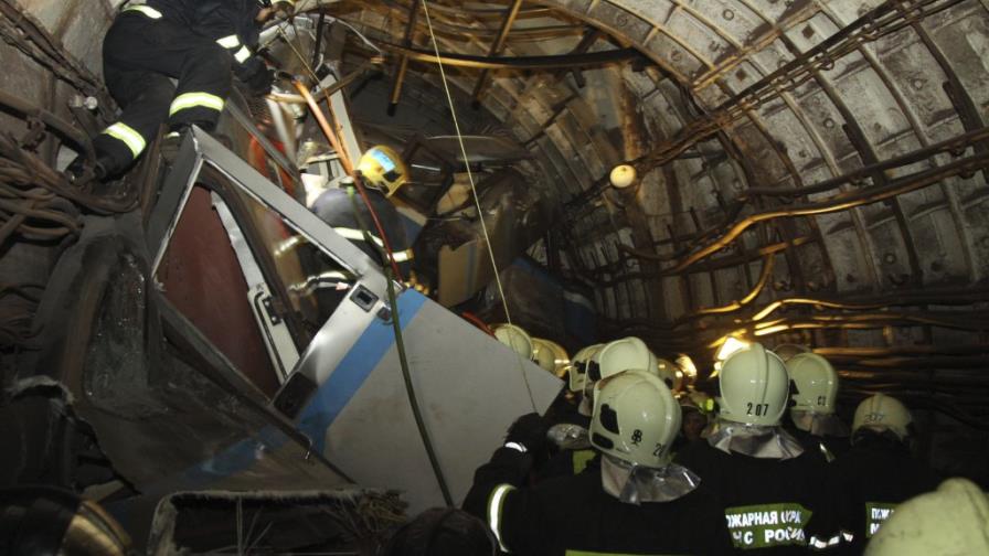 Al menos veinte muertos en un descarrilamiento en el metro de Moscú