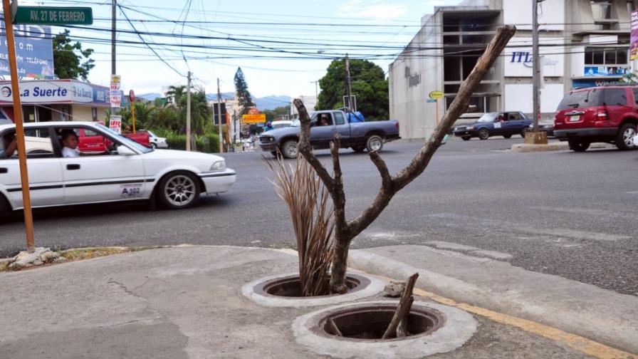 Continúa el robo de tapas de los imbornales en Santiago