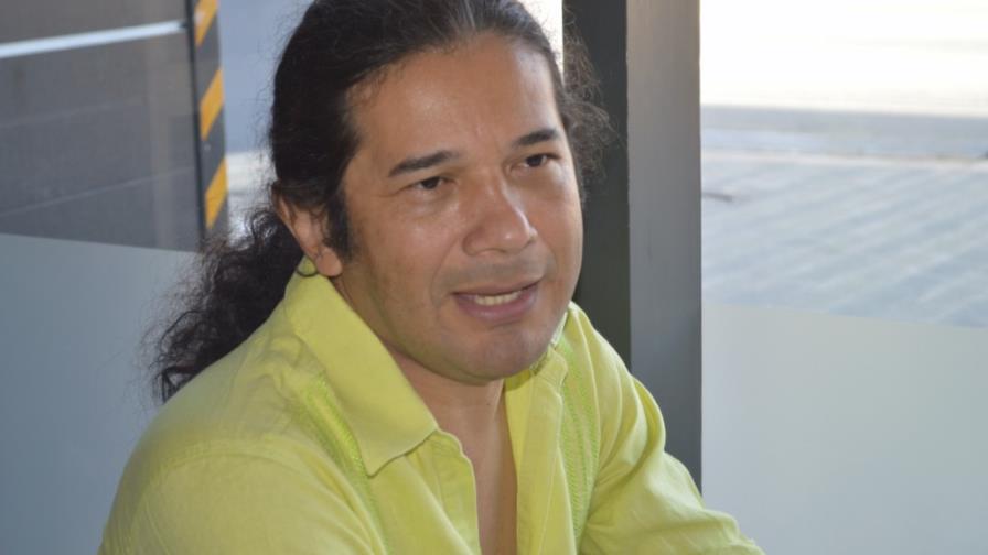 Reinaldo Dos Santos promociona su libro de superación personal