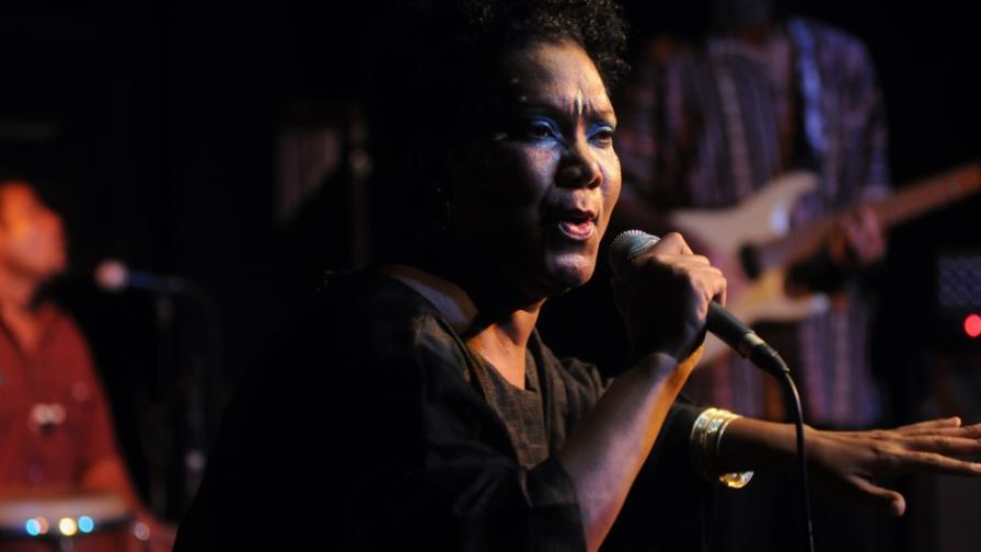 Xiomara Fortuna rinde tributo a la poesía dominicana en su disco Xiomara Fortuna rinde tributo a la poesía dominicana en su disco