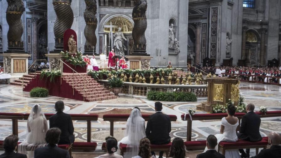 El Papa Francisco casa 20 parejas en el Vaticano