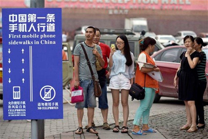 China crea senda peatonal para usar celulares