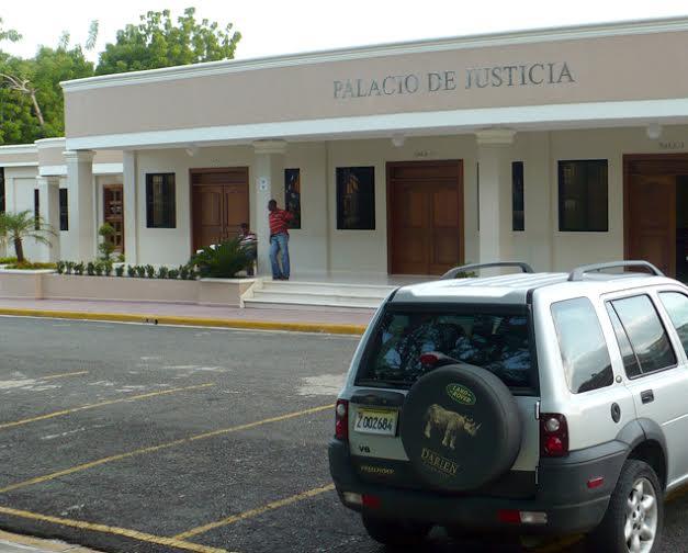 Desconocidos tirotean Palacio de Justicia de Salcedo