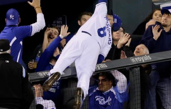 Reales de Kansas se colocan a un paso de la Serie Mundial; Gigantes ganan por error