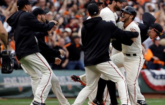 Reales de Kansas se colocan a un paso de la Serie Mundial; Gigantes ganan por error