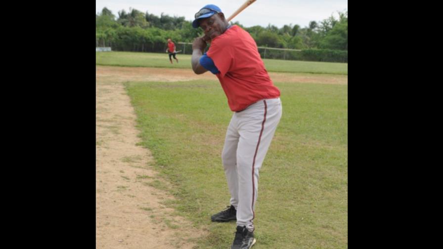 “El Pupo” Brito, después de su retiro, mantiene el bate en alto