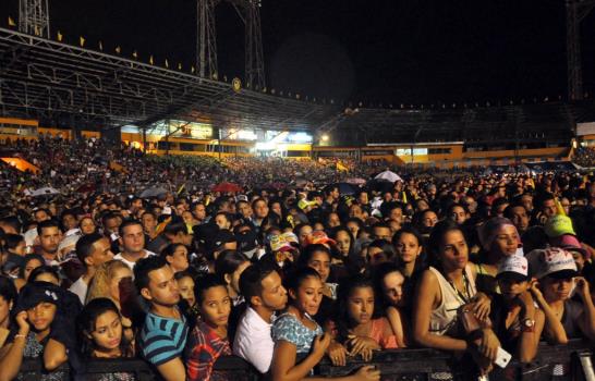 Decenas de personas se desmayan previo al concierto de Romeo