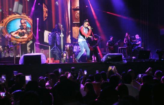 Romeo Santos puso a bailar a miles de santiagueros a ritmo de bachata Romeo Santos puso a bailar a miles de santiagueros a ritmo de bachata