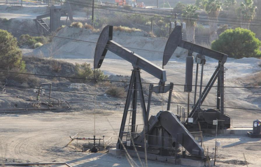 El petróleo de Texas cae un 3,28 % y cierra por debajo de los 56 dólares
