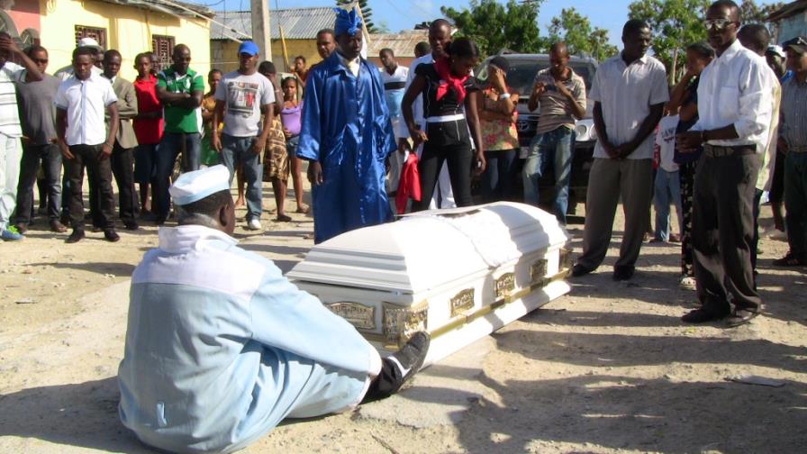 Multitud abandona casa del brujo Tití porque no resucitó Multitud abandona casa del brujo Tití porque no resucitó
