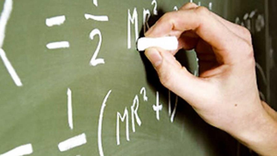 Educación anuncia aumento de un 10% a los profesores en este mes