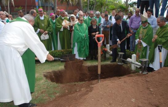 En sencilla y emotiva ceremonia sepultan restos de Arnaíz
