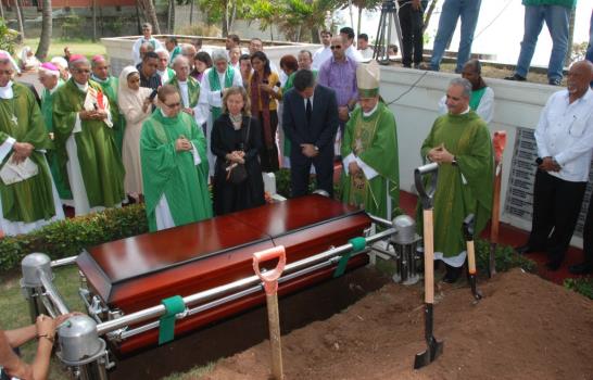 En sencilla y emotiva ceremonia sepultan restos de Arnaíz