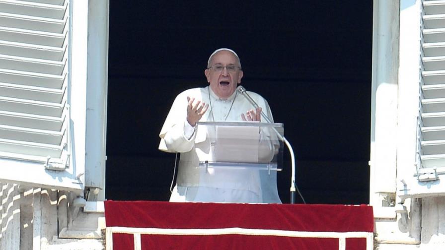 El papa llama a recordar a los pasajeros del avión malasio desaparecido