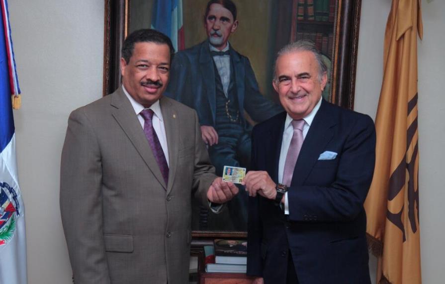 JCE entrega cédula dominicana al empresario venezolano Gustavo Cisneros