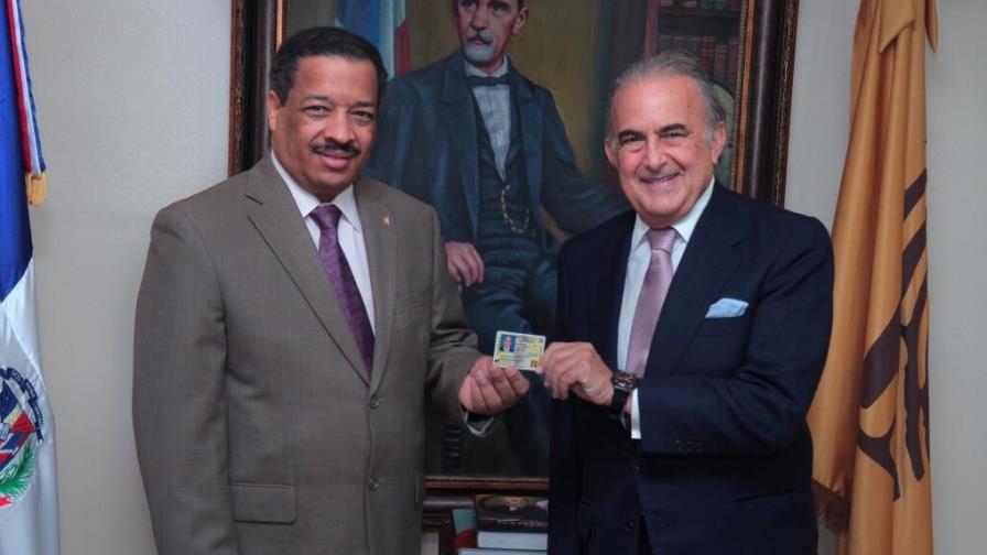 JCE entrega cédula dominicana al empresario venezolano Gustavo Cisneros JCE entrega cédula dominicana al empresario venezolano Gustavo Cisneros